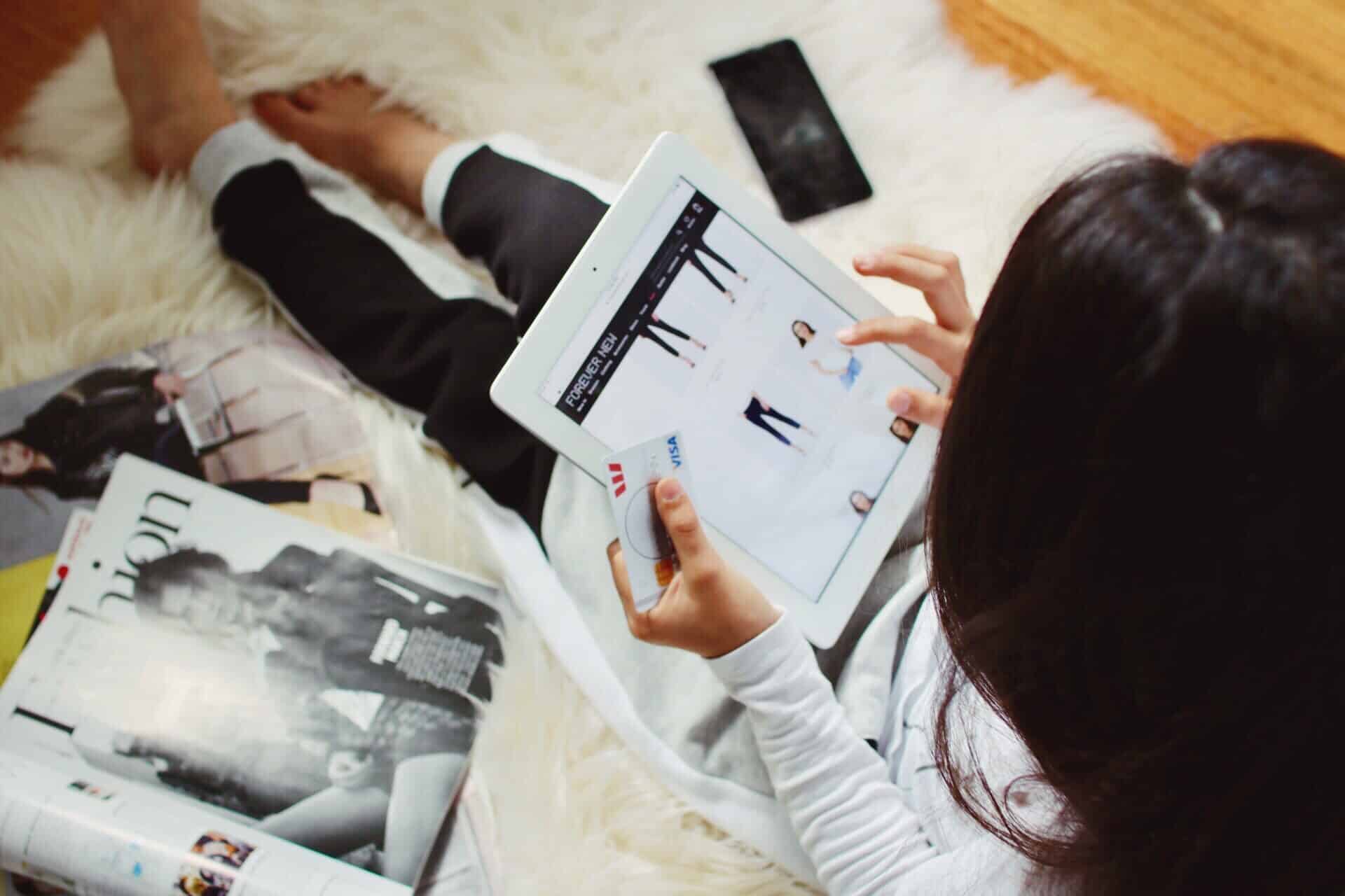 Hinter vielen Online Shops steckt WooCommerce - Betreiber können hier einiges beachten. Tipp: Eine WooCommerce Agentur kann hier helfen! Bild: @lira_n4 via Twenty20