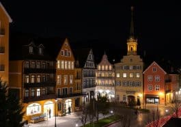 Warum werden Gebäude in Kärnten orange beleuchtet?