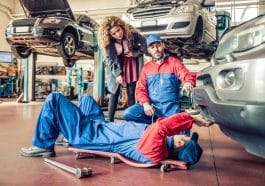 Auto günstig reparieren - Symbolbild